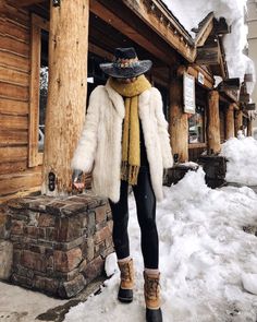 Boat Winter Outfit, Tahoe Winter Outfit, Lake Arrowhead Winter Outfit, Outfits For Aspen Colorado, Ski Town Dinner Outfit, Aspen Street Style, What To Wear In Vail Colorado In Winter, Sun Valley Idaho Winter Outfits, Lake Tahoe Outfits Winter