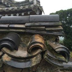 the roof of an old building with shingled roofs