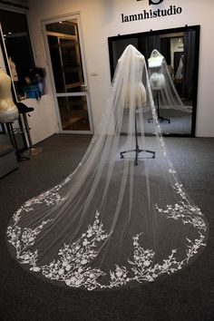 a bridal veil on display in front of a mannequin