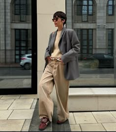 Oversized Gray Blazer Outfit, Wide Leg Jeans Outfit Street Style, Chic Oversized Winter Blazer, Oversize Grey Blazer, White Shirtdress Streetstyle, The Frankie Shop Oversized Boyfriend Blazer, Gray Oversized Long Sleeve Blazer, Brown Jeans Outfit, Grey Blazer Outfit