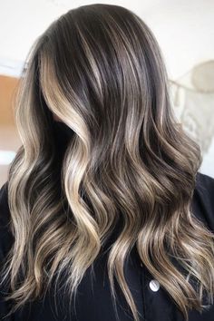 Rambut Brunette, Blonde Highlights On Dark Hair, Brown Hair Inspo, Brunette Hair With Highlights, Gorgeous Hair Color, Dark Hair With Highlights, Brown Hair With Blonde Highlights, Brunette Balayage Hair, Brown Hair Balayage