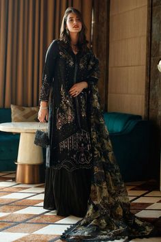 Classic Black Pakistani Salwar Kameez With Organza Dupatta Classical Dress, Pakistani Boutique, Pengantin India, Mustard Green, Pakistani Salwar Kameez, Party Kleidung, Organza Dupatta, Net Dupatta, Designer Dresses Indian