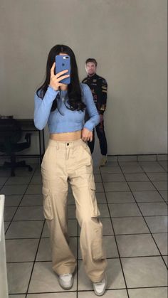 Cargo, beige, azul, blue, top, summer, easy outfit Best Cargo Pants Color, Tops For Beige Pants, Colors That Go With Beige Pants, How To Style A Beige Pants, High Rise Cargo Pants Outfit, Tops For Cargo Pants Women, Tops For Cargo Pants, How To Style Tan Cargo Pants, Cargo Inspo Outfit