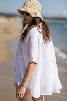 Chemise oversize confectionnée dans un tissu en coton super léger. Confortable, aérée et parfaite pour un style estival décontracté. White Relaxed Fit Breezy Tops, Oversized Summer Beach Shirt, Summer Relaxed Fit Blouse With Shirttail Hem, Relaxed Fit Blouse With Shirttail Hem For Summer, White Beach Shirt For Summer, Relaxed Fit Beach Top With Shirttail Hem, Summer Blouse With Relaxed Fit And Shirttail Hem, White Shirt For Summer Beach Occasion, Beach Tops With Relaxed Fit And Shirttail Hem