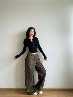 Cargo And Shirt Outfit, Brown Shirt Black Pants Outfit, All Black Outfit Korean, Brown Cargo Outfit, Black Parachute Pants Outfit, Black Shirt Casual, Hip Outfits, Brown Cargo Pants Outfit, Cargo Outfits