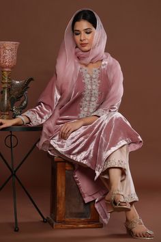 Velvet Pakistani Dress, Easy Diy Fashion, Velvet Kurta, Simple Dress Casual, Pink Velvet Dress, Pink Kurta, Kurta Pant Set