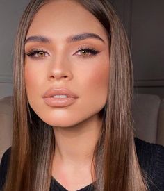 Contoured Wedding Makeup, Wedding Make Up Brunette Bridal, Natural Makeup Wedding Brunette Brown Eyes, Smoked Wing Eyeliner, Brown Eye Natural Makeup, Smoked Liner Make Up, Make Up Looks 2023, Soft Eyebrows Natural Looks, Wedding Medium Hairstyles