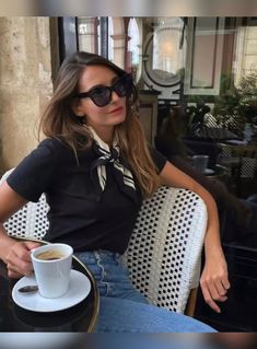 Style Désinvolte Chic, Scarf Outfit, French Girl Style, Paris Mode, Summer Mood, Paris Outfits, French Chic, Influencers Fashion, Parisian Chic