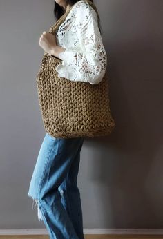 Hasır (Kağıt İp) El Örgüsü orjinal Orta boy kullanışlı omuz askılı ve şık çanta Everyday Natural Knitted Shoulder Bag, Casual Beige Crochet Shoulder Bag, Daily Use Natural Knitted Shoulder Bag, Beige Knitted Straw Bag For Daily Use, Casual Brown Handmade Bag, Casual Brown Handmade Straw Bag, Casual Brown Handmade Shoulder Bag, Casual Handmade Brown Bag, Handmade Brown Straw Bag Casual Style