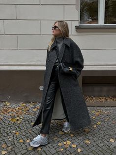 Lederhosen Outfit, New Balance Outfit, Gray Coat, Winter Fashion Outfits Casual, Looks Party, Paris Outfits, Outfit Trends, Mode Inspo