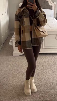 Brown Legging Outfits Winter, Chocolate Leggings Outfits, Brown Tights Outfit Leggings, Chocolate Brown Leggings Outfit, Dark Brown Leggings Outfit, How To Style Brown Leggings, Brown Leggings Outfit Casual, Outfits With Brown Leggings, Brown Leggings Outfit Fall