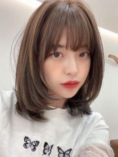 Take your hair game to the next level with these trendy Korean shoulder length hairstyles and haircuts that’ll surely inspire you Layered Short Hair With Highlights, Korean Hairstyle Short Shoulder Length, Haircut With Layers And Bangs, Short Layered Haircuts Shoulder Length, Shoulder Length Haircut With Bangs, Haircut Shoulder Length, Layers Short Hair, Short Shoulder Length Hair, Feeling Uninspired