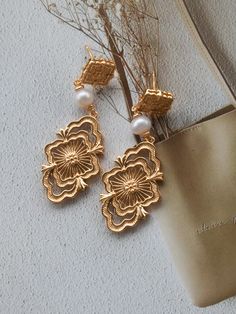 These earrings are designed with a Bohemian flair, featuring intricate vintage gold patterns and natural pearls. The earrings are crafted from 925 sterling silver, ensuring durability and a premium feel. The earrings are approximately 5cm in height, with each pearl measuring around 5.5mm, making them an elegant statement piece for various relaxed and social occasions. Gold Filigree Earrings, Filigree Earrings, Earrings Elegant, Gifts For My Wife, Wedding Jewelry Earrings, Gold Filigree, Boho Vintage, Gold Pattern, Retro Chic