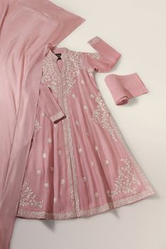 An open long panelled kalidaar on blush pink cotton net with delicate ivory hand ari embroidery, paired with matching pencil trousers alongside silk dupatta for effortless glamour. The length of the kalidaar is 48 inches. Order Duration: 4 to 6 weeks Pencil Trousers, Pakistani Fancy Dresses, Pakistani Fashion Party Wear, Casual Wear Dress, Dress Design Patterns, Sleeves Designs For Dresses, Simple Pakistani Dresses, Embroidery Suits Design, Designer Dresses Casual