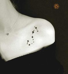 the back of a woman's shoulder with stars on it and an inscription in spanish