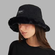 Le chapeau bob en daim arbore le logo emblématique Blvck Paris en broderie élégante, garantissant une touche de sophistication à toute tenue.
Ce modèle, taille unique, est réversible, avec un côté en daim velouté et un autre en fourrure synthétique luxueuse. Trendy Winter Streetwear Bucket Hat, Winter Black Flat Brim Bucket Hat, Black Flat Brim Bucket Hat For Winter, Trendy Brimmed Hat With Embroidered Logo, Black Bucket Hat With Embroidered Logo For Streetwear, Trendy Bucket Hat With Embroidered Logo, Curved Brim Bucket Hat For Streetwear, Streetwear Bucket Hat With Curved Brim, Solid Curved Brim Bucket Hat For Streetwear