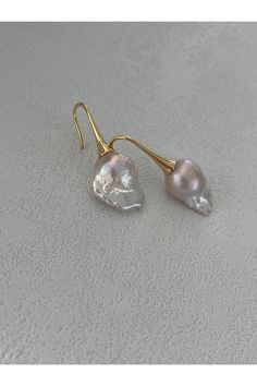 These elegant baroque pearl drop earrings feature unique, organically shaped baroque pearls, each beautifully accentuated by 18k gold-plated silver hooks. The natural luster of the pearls combined with the luxurious gold plating creates a striking piece of jewelry that exudes sophistication and timeless beauty. Perfect for any occasion, these earrings are designed to make a statement. Material: Baroque Pearl, 18k Gold Plated SilverDimensions: Size may vary due to the natural formation of baroque pearlsColor: Vintage Gold Baroque Pearls Jewelry, Baroque Pearl Earrings, Bar Earrings, Pearl Drop Earrings, Pearl Drop, Gold Plated Silver, Baroque Pearls, Natural Pearls, Ring Bracelet