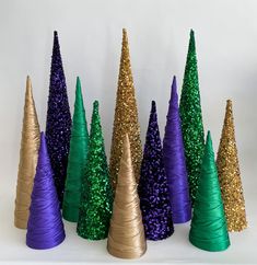 there are many small trees made out of plastic cups and tinsels on the table