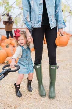 Pumpkin Patch Outfit Family Matching, Pumpkin Patch Outfit Ideas For Family, Toddler Rain Boots Outfit, Toddler Girl Pumpkin Patch Outfit, Toddler Pumpkin Patch Photos, Pumpkin Patch Photoshoot Kids