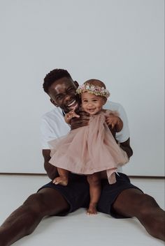 1st Bday Photoshoot With Parents, Mom Dad Daughter Photoshoot Ideas, Father Daughter Photoshoot, Father And Daughter Photoshoot, Daddy And Daughter Photo Shoot, Mom Dad Baby, Mom Son