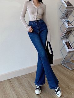 Crop Top And Sweatpants, Y2k Trousers, Sundress Outfit, Outfit Elegantes, Denim Pants Fashion, Flared Denim, Bell Pants, Jeans Claro, Jeans High Waist