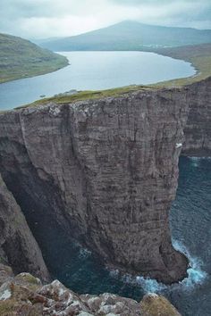 an image of a cliff with water in the background