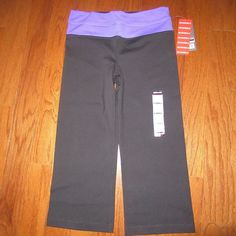 Kirkland Signature Nwt Reversible Purple Black Yoga Workout Capri Pants Xs * Machine Wash * These Capris Are Perfect For Any Activity. A Hidden Key Pocket Lets You Leave Your Bag Behind. The Comfortable Stretch Fabric Moves With You * Moisture Wicking Fabric; Double Waistband For A Flattering Fit; Hidden Key Pocket At Waistband; Curved Flatlock Seams Provide Comfort And Prevent Chafing; Machine Wash Fitted Moisture-wicking Purple Yoga Pants, Purple Fitted Moisture-wicking Yoga Pants, Black Moisture-wicking Capris For Yoga, Black Compression Capri-length Yoga Pants, Compressive Purple Moisture-wicking Yoga Pants, Black Capris, Pink Workout, Womens Capri Pants, Black Peach