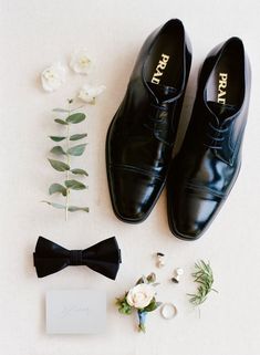 the groom's shoes and boutonnier are laid out on the floor