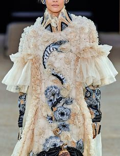 Gui Pei, Beatiful Aesthetic, Guo Pei, Armor Clothing, Grecian Style, Conceptual Fashion, Hemp Fabric, Couture Week, Crop Top Outfits