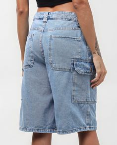 O Jorts jeans feminino com bolsos cargo denim claro | Pool Jeans � super charmoso e est� em alta. Feito de algod�o, a bermuda vem no modelo jorts, a pe�a tem comprimento at� o joelho, possui c�s com passantes, cintura baixa, fechamento por z�per e bot�o e seu destaque � a versatilidade de seus bolsos cargo que descontraem o look. Escolha o seu cropped, um t�nis favorito e arrase! Caracter�sticas: Marca: Pool Jeans Algod�o 100% Bermuda jorts C�s com passantes Comprimento at� o joelho Braguilha com z�per e bot�o prata Cintura baixa 2 Bolsos laterais cargo 2 Bolsos posteriores Pespontos aparente Medidas da modelo: altura: 1,69m; busto: 77cm; cintura: 60cm; quadril: 90cm. Modelo est� vestindo: 38 A pe�a queridinha do momento foi criada na d�cada de 1940 para o ex�rcito brit�nico. Sua principal