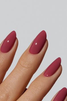 Un rose-mauve opaque et foncé. Les produits Gelcare sont exempts de 10 ingrédients chimiques nocifs que l'on trouve couramment dans les vernis à ongles. Modern Nails, Pink Nail, Oval Nails, Neutral Nails, Classy Nails, Chic Nails, Cute Acrylic Nails, Nails Nails