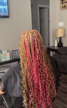 Natural Braids With Curls, Ginger And Pink Braids, Layered Haircuts Wavy Hair, Blonde Peekaboo Braids, Party Hairstyles For Women, Pink And Blonde Braids, Braids Peekaboo, Blonde Peekaboo