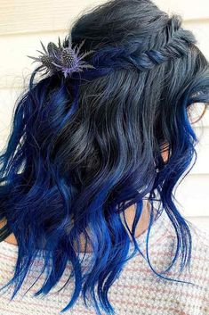 Blue black hair color ideas you can create using blue black dye, and all the tips to make it last as long as possible!Введите сообщение #glaminati #blueblackhair #layeredhair #wavyhairstyles Black Hair Blue Tips, Blue And Black Hair, Blue Black Hair Dye, Midnight Blue Hair, Blue Black Hair Color, Blue Hair Highlights, Blue Black Hair, Blue Ombre Hair