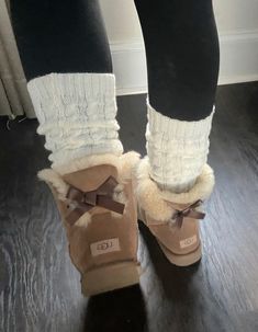 insta: @ssuuzzaannee_ Ugg Boots Leg Warmers, Ugg Slippers With Leg Warmers, Uggs Boots With Bows, Uggs And Leg Warners, Ugg Boots With Bows Outfit, Leg Warmers Uggs, Leg Warmers With Ugg, Ugg Boots Aesthetic, Uggs Leg Warmers