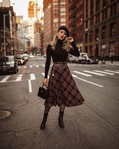 Estilo vintage: 50 inspirações + tutoriais para aderir à tendência! 📸 @maryorton | #estilo #vintage #dicademoda #moda #looksvintage #modavintage Midi Rock Outfit, How To Wear A Beret, Beret Outfit, Midi Outfits, Black Turtle Neck, Skirt Tulle, Midi Skirt Outfit, Winter Skirt Outfit