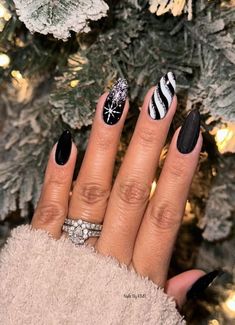 Chrisrmas Nails, Christmas Nail Ideas Winter, Sparkly Black Nails, Nail Ideas Winter, Sparkly Christmas Nails, Christmas Nail Ideas, Natural Acrylic Nails, Holiday Nails Christmas, Fall Nail Trends