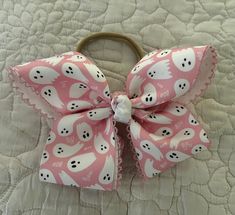 Extra large 6 inch hair bows! These bows can be attached to an elastic band for an infant, or a clip for an older child. All bows can be embroidered with a monogram/name. Please reach out to me if you have any questions or would like to request a custom print! Baby Headband Bow, Baby Aesthetic, Headband Bow, Baby Bow Headband, Baby Bow, Boutique Bows, Fall Baby, Baby Headband, Turbans