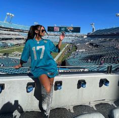 Nfl Wife Outfits, Nfl Game Day Outfit Woman, Nfl Game Outfit, Nfl Wife, Football Season Outfits, Nfl Wives, Hockey Outfits, Super Bowl Outfit