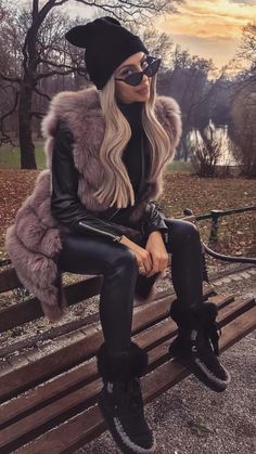 Glamorous Winter Outfits, Fur Vests Outfits, Fur Vest Outfit Dressy, Fur Vest Outfit Winter, Outfit Neve, Ladies Winter Outfits, Fur Vest Outfit Ideas, Cute Winter Outfits For Women, Fur Coat Outfit Casual