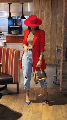 Elegante Casual, Classy Casual Outfits, Red Coat, Casual Chic Outfit, Outfits With Hats, Fall Fashion Outfits, Lookbook Outfits, Winter Fashion Outfits, Outfits Casuales