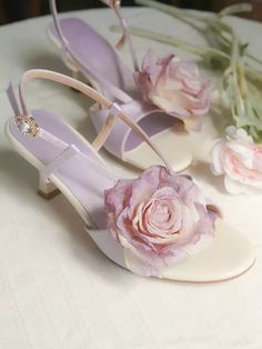 Step into a world of elegance and charm with our Vintage Inspired Floral Satin Heels, perfect for those seeking a touch of Regency era glamour. These exquisite shoes feature a delicate satin upper adorned with a romantic rose embellishment, making them the ideal choice for vintage-themed events, weddings, or a chic day out. The soft lavender hue paired with the intricate floral detail adds a timeless appeal, reminiscent of Bridgerton's opulent style. Crafted with a comfortable TPR (牛筋) sole and a premium leather insole, these shoes are designed to offer both style and support. The inner lining is made from ultra-fine microfiber, providing a soft touch against the skin for all-day comfort. The modest heel, ranging from 1.9 to 2 inches (3-5 cm), offers the perfect lift, enhancing your silhou Soft Lavender, Regency Era, Satin Heels, Themed Events, Rhinestone Bow, Dress Gloves, Retro Shoes, Romantic Roses, Fantasy Dress