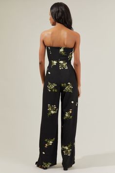 You'll be ready for anything the day and night brings for you when you head out in the Jenna Floral Wide Leg Jumpsuit! This darling jumpsuit that falls from slender spaghetti straps into a sweet hear neckline with a bow in the front. It has pockets and an invisible zipper in the back for closure. Add on some gold jewelry and heels to finish off a cute outfit! - Sleeveless- Ruched- Zipper- Lined- Color: Black GreenSize + Fit - Model is 5'8" and wearing size XS- Measurements taken from size S - Ch Elegant Spaghetti Strap Jumpsuits And Rompers For Spring, Spring Evening Jumpsuits And Rompers With Spaghetti Straps, Spring Evening Jumpsuit With Spaghetti Straps, Black Spaghetti Strap Jumpsuits And Rompers For Evening, Black Spaghetti Strap Jumpsuit For Evening, Fitted Strapless Jumpsuit For Date Night In Spring, Spring Strapless Fitted Jumpsuits And Rompers, Fitted Strapless Jumpsuit For Spring, Spring Evening Strapless Overall Jumpsuit