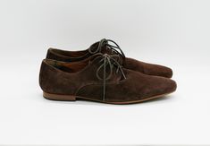 Step into classic elegance with these choco brown suede men`s Oxford lace-up shoes from Zign, expertly crafted in India. Made with premium suede, these shoes exude sophistication and style. The timeless Oxford design and lace-up closure add a touch of refinement to any ensemble. Whether you're dressing up for a formal occasion or keeping it casual, these shoes will elevate your look with effortless charm. Brand: Zign / Made in India. Condition: used, great, but have some signs of use. Size: EU 4 Brown Suede Oxfords For Business, Brown Lace-up Shoes With Suede Lining, Brown Suede Low-top Dress Shoes, Brown Suede Lace-up Shoes With Plain Toe, Brown Low-top Suede Dress Shoes, Suede Lace-up Oxfords With Leather Lining, Brown Suede Lined Lace-up Shoes, Brown Suede Lace-up Dress Shoes, Suede Brogue Lace-up Leather Shoes