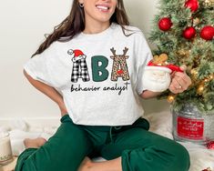 Unser exklusives ABA-Weihnachts-T-Shirt ist die perfekte Mischung aus festlicher Stimmung und professionellem Stolz! Egal, ob Sie die Weihnachtszeit bei der Arbeit feiern oder es sich am Kamin gemütlich machen, dieses Shirt wurde entworfen, um Ihre Leidenschaft für die Verhaltensanalytik auf lustige und festliche Weise zu demonstrieren. Dieses Shirt aus bequemem und atmungsaktivem Stoff sorgt für Stil und Komfort während der Weihnachtszeit. Es ist perfekt für ungezwungene Zusammenkünfte, Büropar Aba Christmas Shirt, Cute Rbt Shirts, Aba Therapy Shirts, Behavior Plans, Behavior Analyst, Behavior Analysis, Squad Shirt, Therapist Gifts, Christmas Tshirts