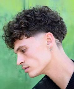 Cortes de cabelos masculinos americanos Curly Hair Taper, Curly Taper Fade, Fade Haircut Curly Hair, Mid Fade Haircut, Taper Fade Curly Hair, Male Haircuts Curly, Curly Hair Fade, Crop Haircut, Men Haircut Curly Hair