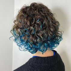 Short Curly Hair With Blue Highlights, Hair Color Short Curly Hair, Color Hair Curly Ideas, Blue Hair Highlights Curly, Blue Hair Streaks Curly, Curly Hair With Colored Tips, Blue Hair Color Curly, Colorful Highlights Curly Hair, Curly Hair Colored Tips