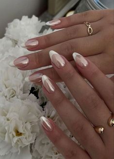 unhas lindas e delicadas💞 Ballet French Tip Nails, White French Tip With Chrome, White French Tip Chrome, Paznokcie Hello Kitty, Kutek Disney, Chrome Nails Designs, Nagel Tips