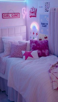 University Dorm, Preppy Bedroom Decor, Trendy Room, Teen Rooms, Room Things, Preppy Bedroom, Otaku Room, Dorm Inspo, Dorm Room Designs