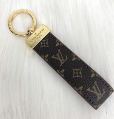 Car Necessities, Honda Accessories, Louis Vuitton Keychain, Monogram Keychain, Cute Car Accessories, Fashion Tote Bag, Louis Vuitton Damier Azur, Lv Monogram, Car Keychain