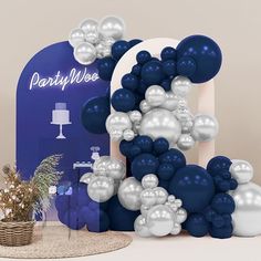 balloons are arranged in the shape of an arch for a party blow - up display